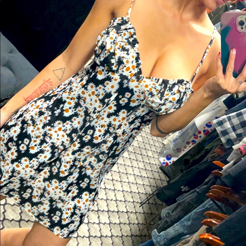 Super cute daisy dress new with tags! Size small!